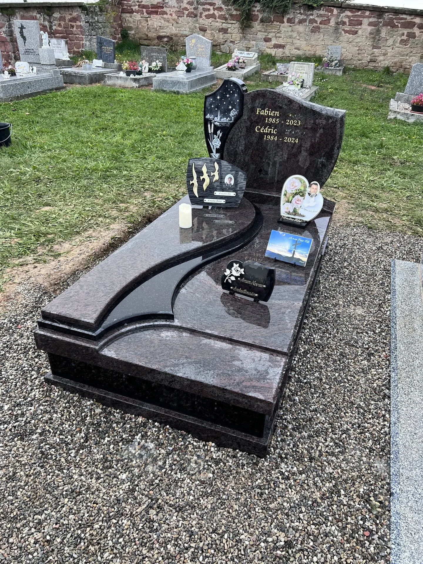 Monument funéraire en granit Paradiso et Noir Galaxy - cimetière de Melsheim