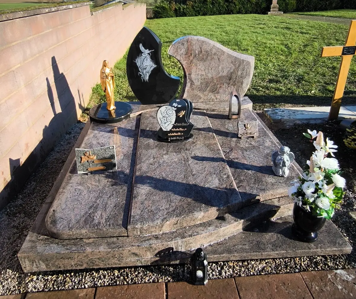 Monument funéraire double en granit Stoney Pin et Noir fin - cimetière de Friedolsheim