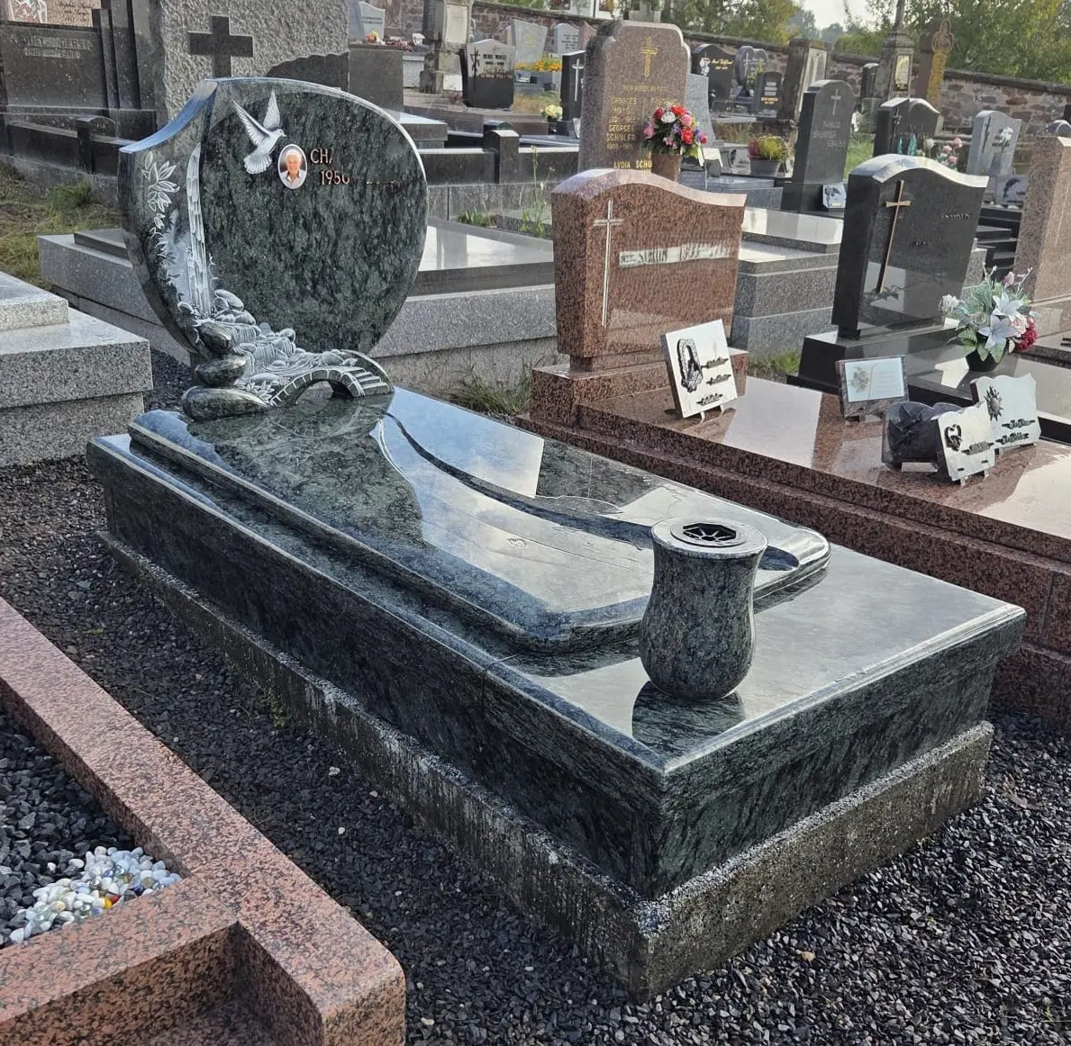 Monument funéraire en granit Vert Olive - cimetière de Dettwiller