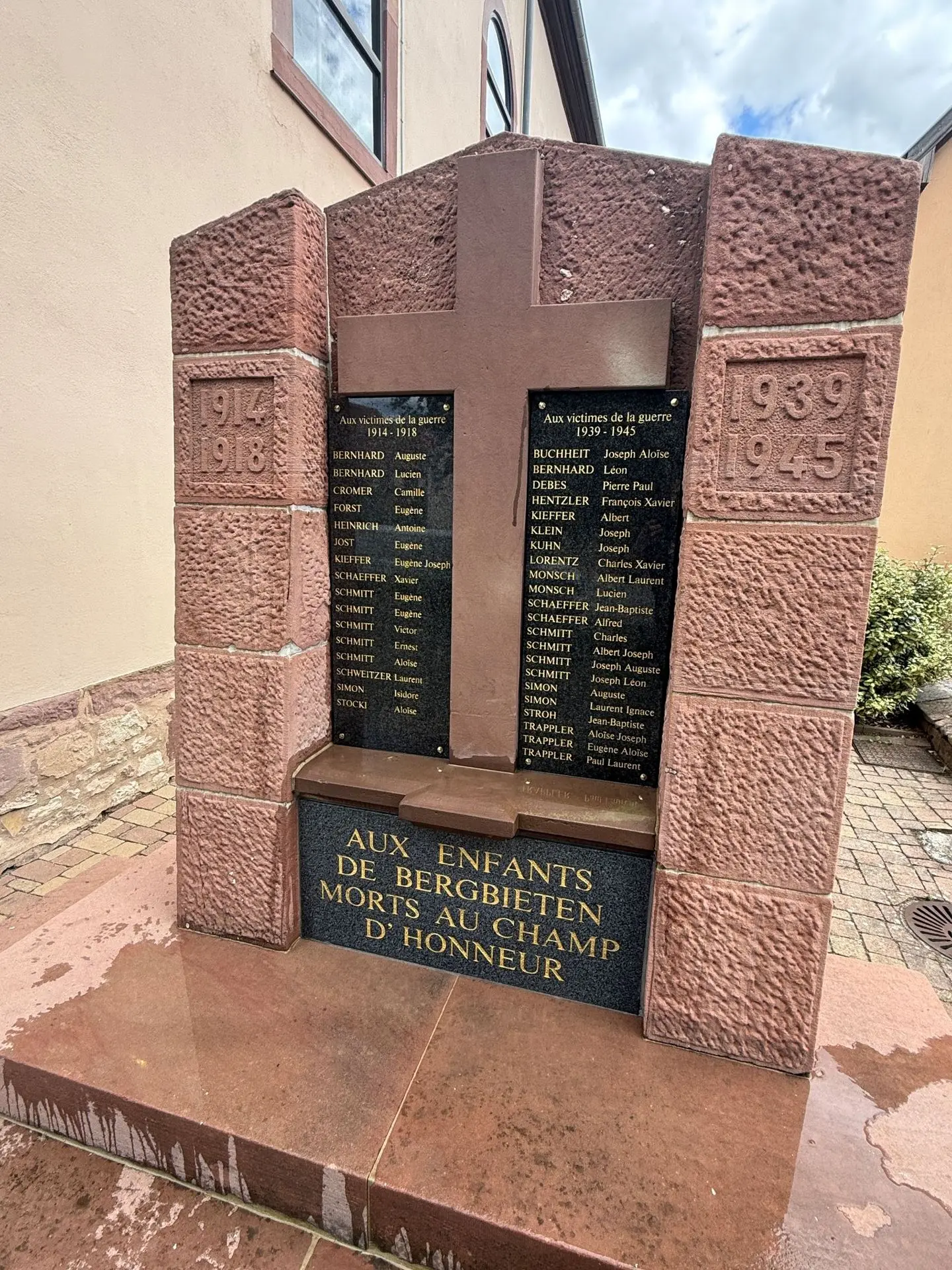 Plaques en granit Noir Fin, gravure à la feuille d'or - Monument aux Morts - Commune de Bergbieten