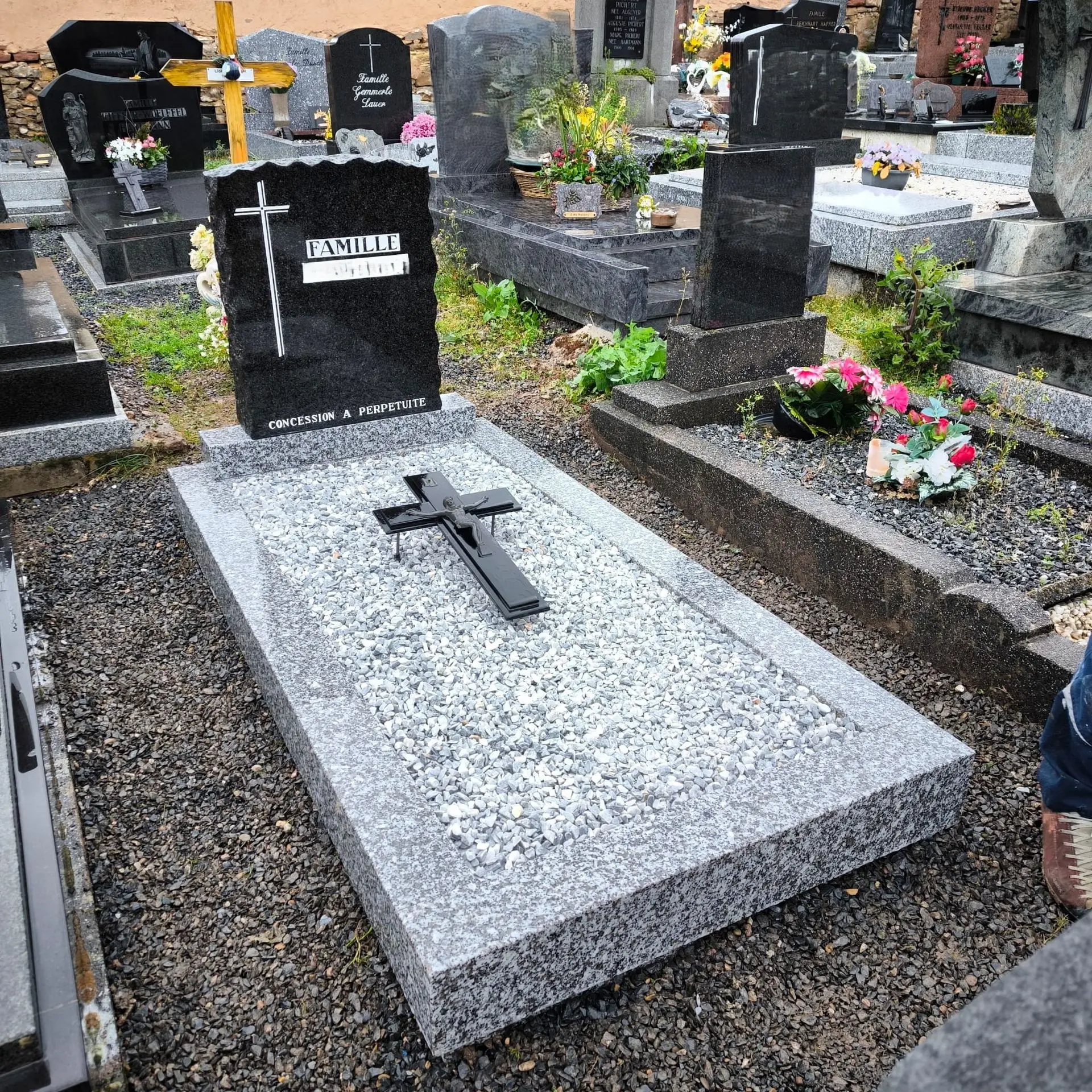 Monument funéraire en granit du Tarn et Noir fin - cimetière de Dettwiller